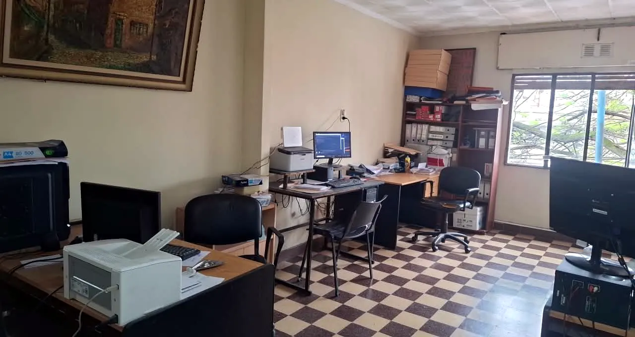 Vista amplia de la oficina del estudio contable