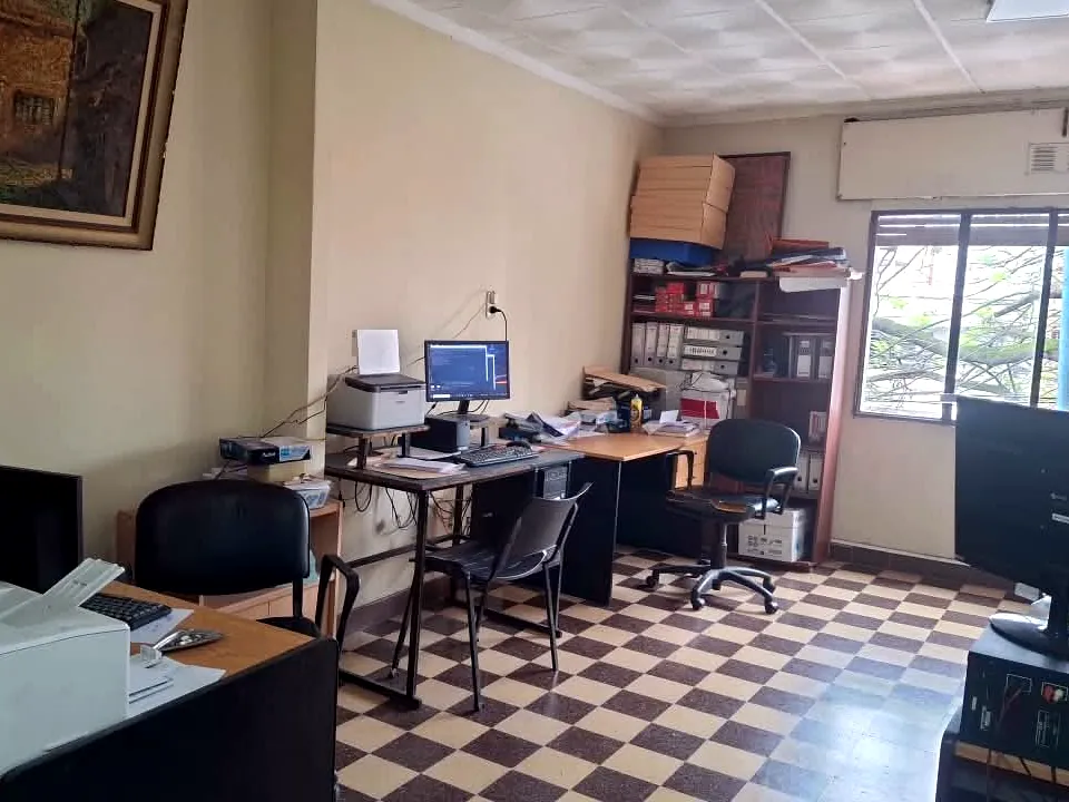 Oficina del estudio Antonia & Profesionales Contadores con escritorios, computadoras y biblioratos